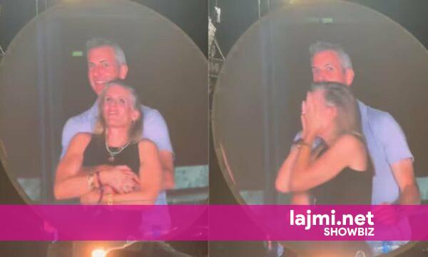 U zbulua me shefin në Kiss-Cam, një muaj më vonë kërkon divorcin