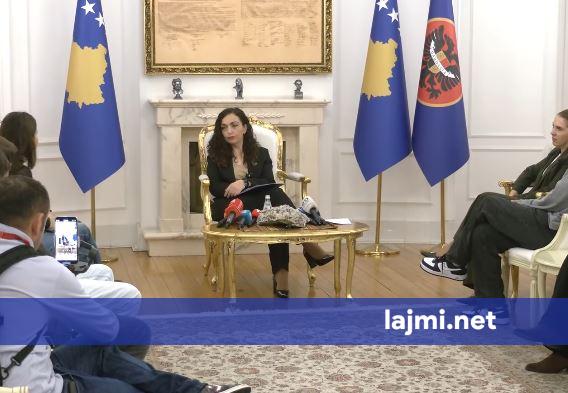  Presidentja ka kuptuar se vetëm në një gjendje jokushtetuese mund të mbetet në skenë    Opozita dhe analistët kritikojnë Osmanin