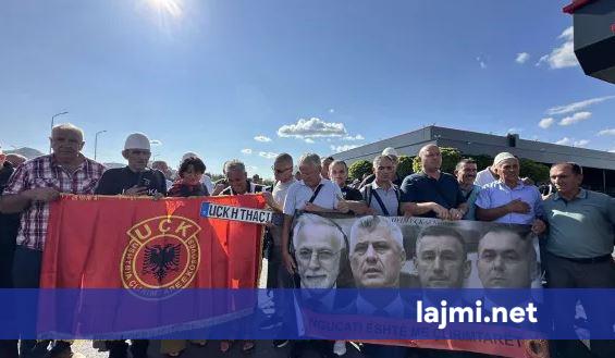 Mbi 500 veteranë e qytetarë nga Kosova nisen drejt Holandës  do t i bashkohen protestës në Hagë