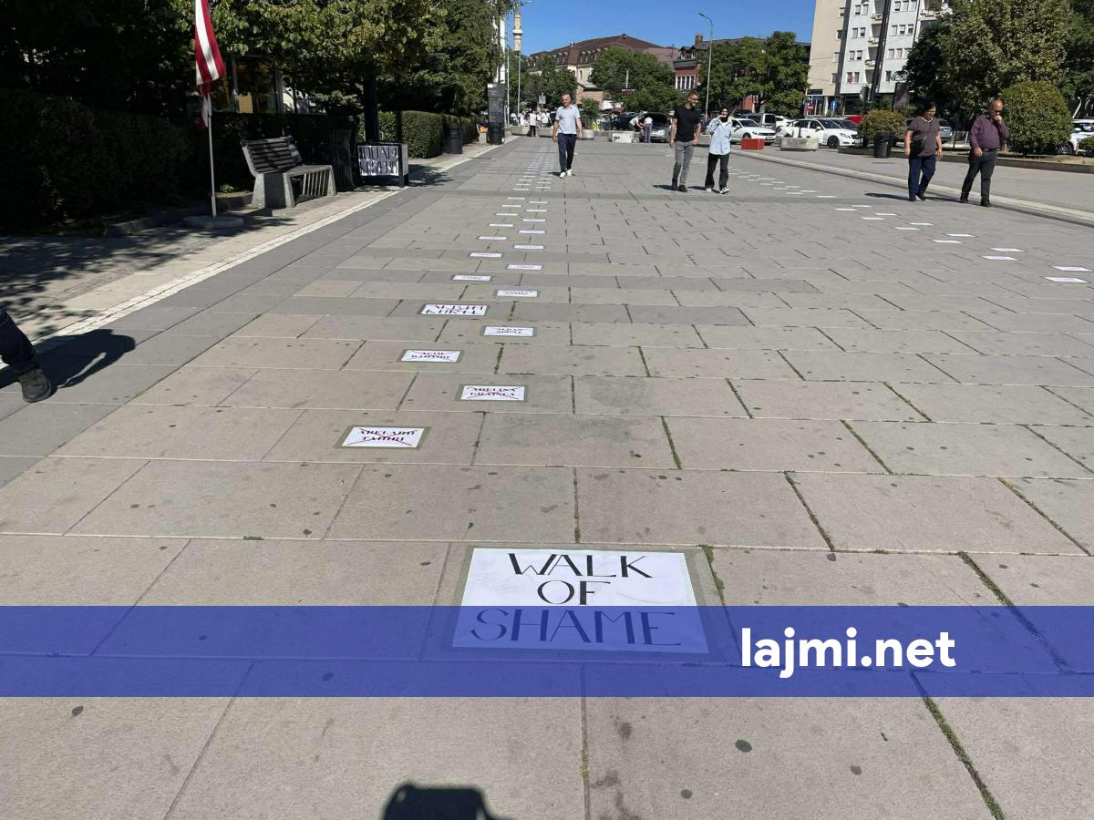  Walk of Shame    Në shesh shkruhen emrat e 120 deputetëve që  nuk duhet të votohen më kurrë 