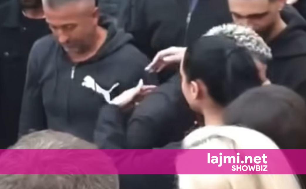 Egli Tako e pranishme në ceremoninë mortore të Eldion Kelmendit – përqafon Gjestin mes dhimbjes