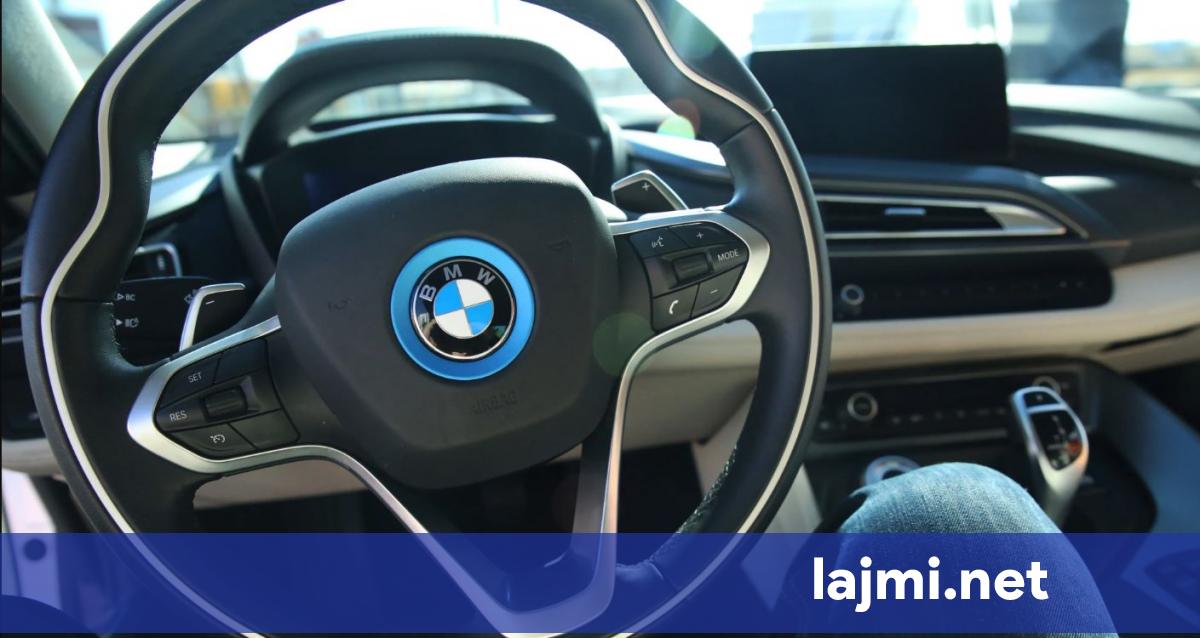 BMW  fluturon  në qendër të Gjilanit   godet pemë  këmbësor dhe përfundon jashtë rruge  shoferi ndalohet për 48 orë