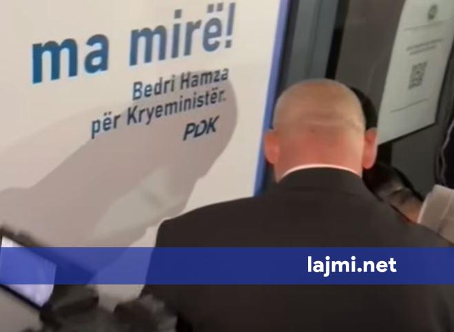 Momenti kur Ramiz Lladrovci hap zyrën e PDK së në Drenas  dëgjohen brohoritje