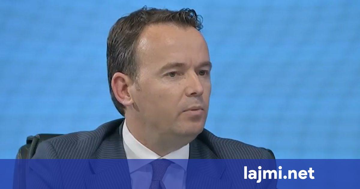 Peci  sharron  me deklarime  Po më përcjellin disa persona në Mitrovicë  më kanë thënë që këta me pistoleta në brezë kanë tentuar të hyjnë dhunshëm në zyrat e VV së