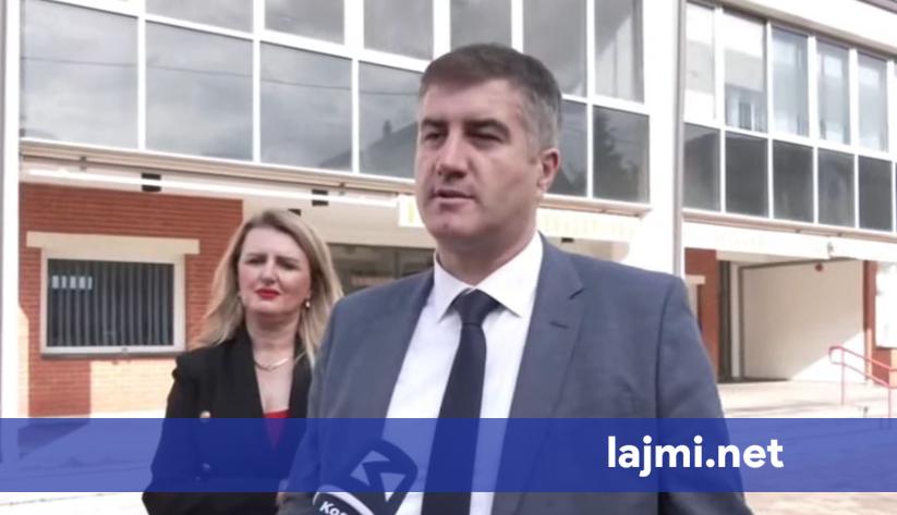 I shoqëruar nga nëna dhe bashkëshortja  Ardian Shala voton në Suharekë