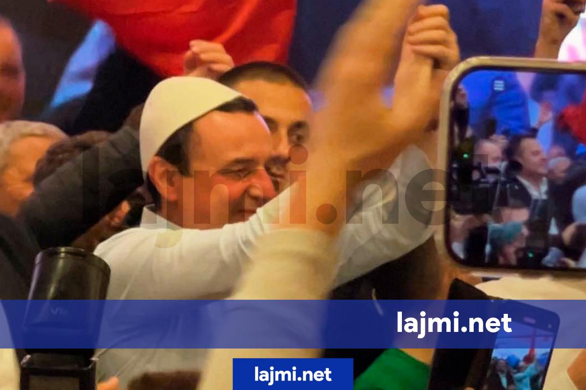 Pamje  Albin Kurti shkon në Mitrovicë për të festu bashk me Faton Pecin  pak në shi e pak në tollovi