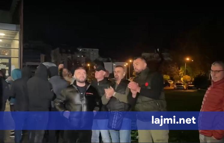 Hajnat në burg  thirrjet e qytetarëve të mbledhur jashtë QKN së në Mitrovicë