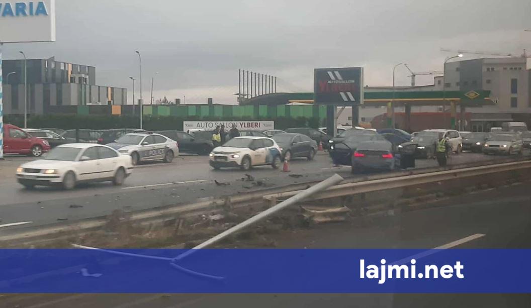 Aksident i rëndë trafiku në rrugën Prishtinë Ferizaj  përfshihen dy automjete