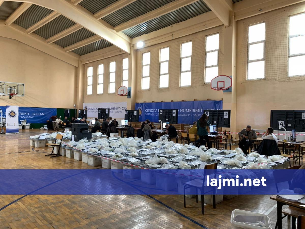 Hetuesit rajonal arrijnë në qendrën e numërimit në Mitrovicë