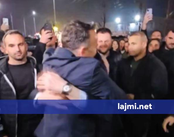  Ia kemi falë zemrat Mitrovicës    Me melodi emocionues  Peci e publikon videon e përqafimit me Kurtin