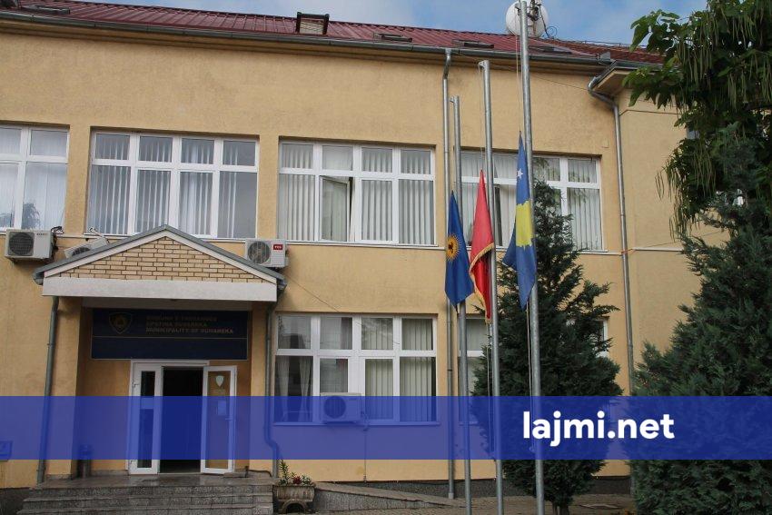 Këta janë dy zyrtarët e Komunës së Suharekës që akuzohen se i ndanë 7 mijë euro për një lapidar që nuk u ndërtua kurrë