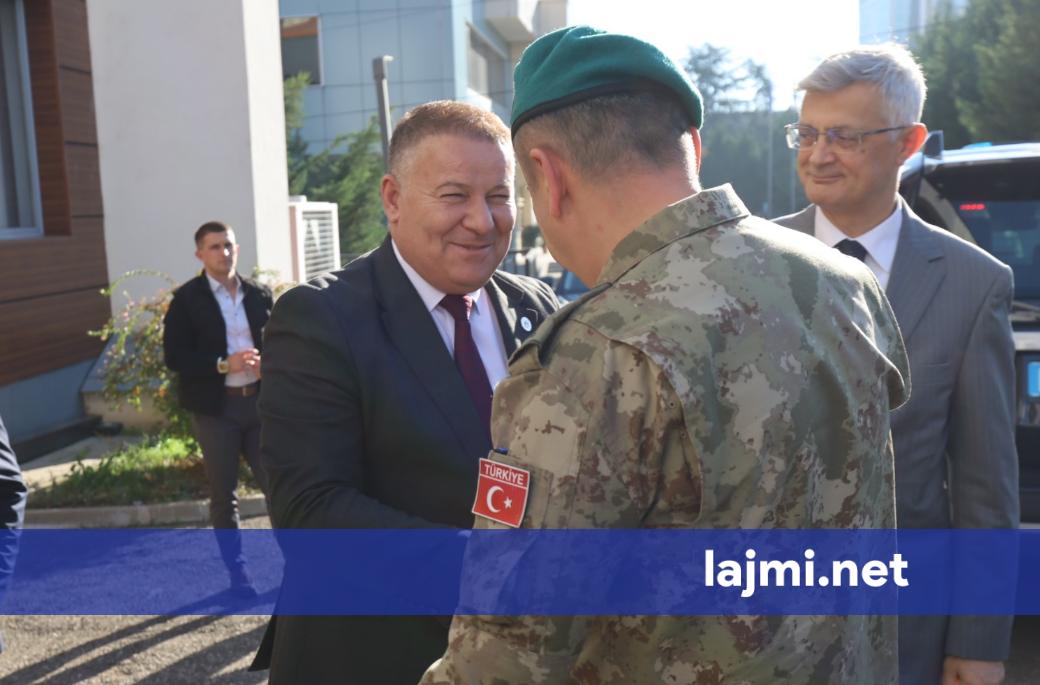 Hoxha pret në takim komandantin e KFOR it  flasin për situatën e sigurisë në Kosovë