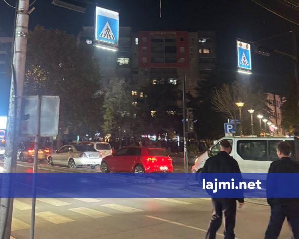 Qindra të rinj janë mbledhur për t u përleshur në Mitrovicë  institucionet arsimore në dijeni