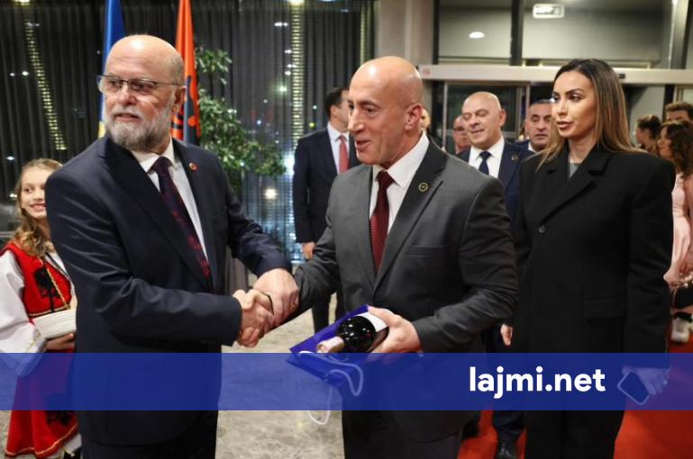 Ceremonia e përvjetorit të Pavarësisë së Shqipërisë  Haradinaj  Ishim e do të jemi bashkë gjithnjë