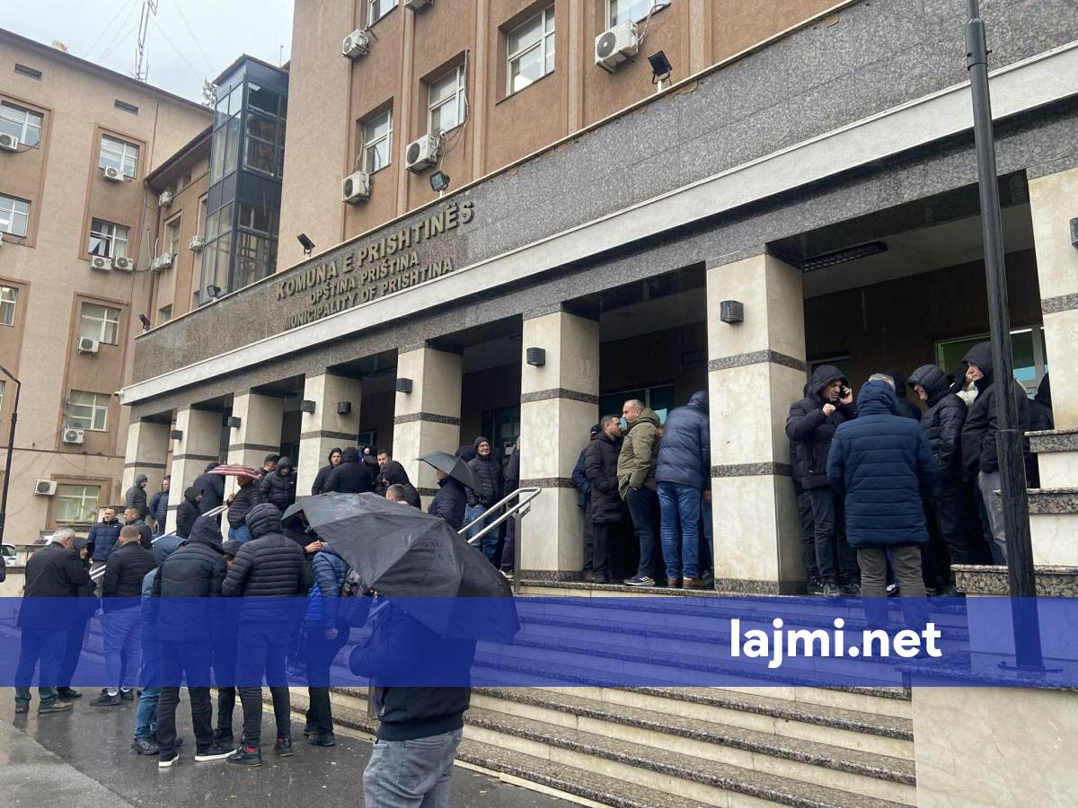 Pak minuta para se të filloj seanca e Kuvendit Komunal të Prishtinës  punëtorët e Trafikut Urban ia  nxënë  derën
