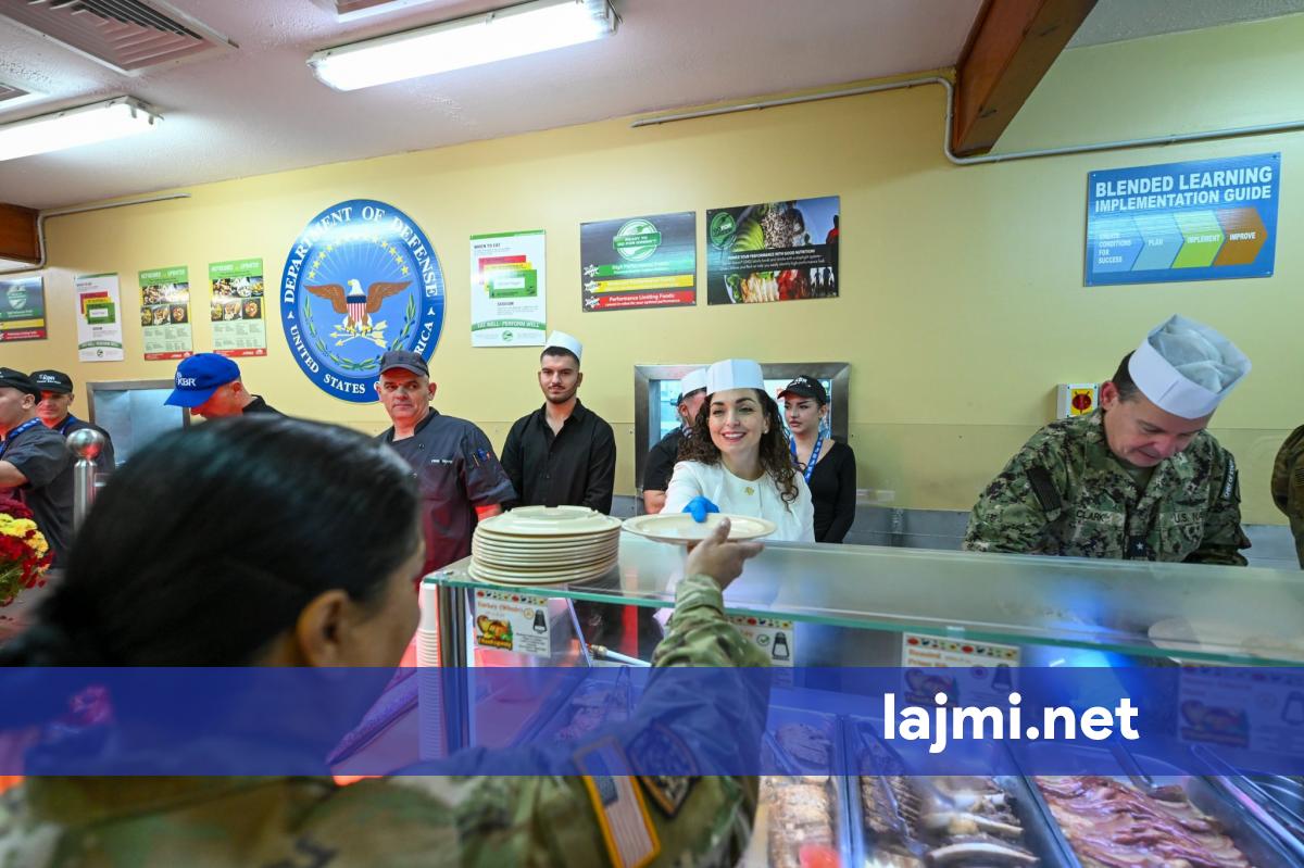 Osmani iu shërben ushqim ushtarëve amerikanë në Ditën e Falënderimeve