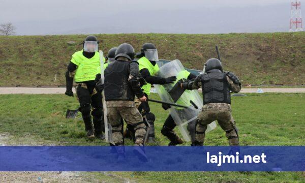 Ushtarët turq të KFOR it bashkë me instruktorë hungarezë zhvillojnë stërvitje intensive për kontrollin e turmave