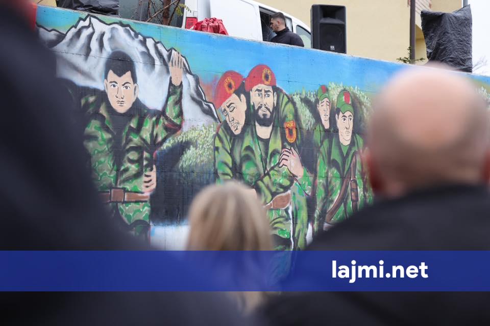 Në Deçan zbulohet murali i ri për ushtarët e UÇK së në Ditën e Flamurit