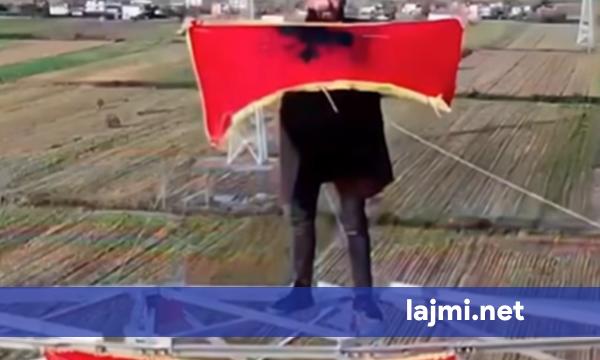 i-riu-rrezikon-jeten-per-te-festuar-28-nentorin-ngjitet-ne-shtylle-te-tensionit-te-larte-per-ta-vendosur-flamurin