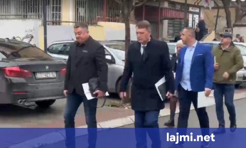Kryetari i ri i Zveçanit arrin në Kuvendin Komunal  nënshkruhet