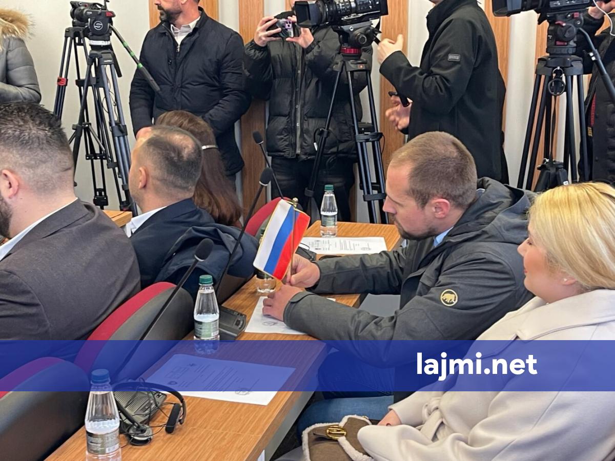 Asamblisti serb vendos flamurin e Serbisë tek ulësja e tij  derisa pritet betimi i kryetarit të ri nga radhët e Listës Serbe