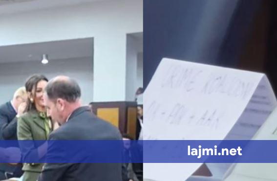 Asambleisti i VV së i vendos një letër Ramës në foltore gjatë betimit  ndërhynë Sokol Havolli