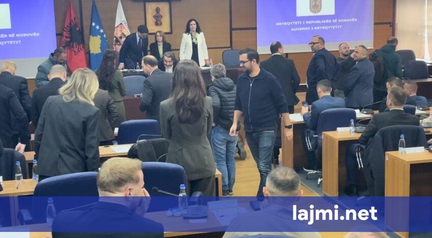 Asambleisti i VV së i vendos një letër Ramës në foltore gjatë betimit  ndërhynë Sokol Havolli