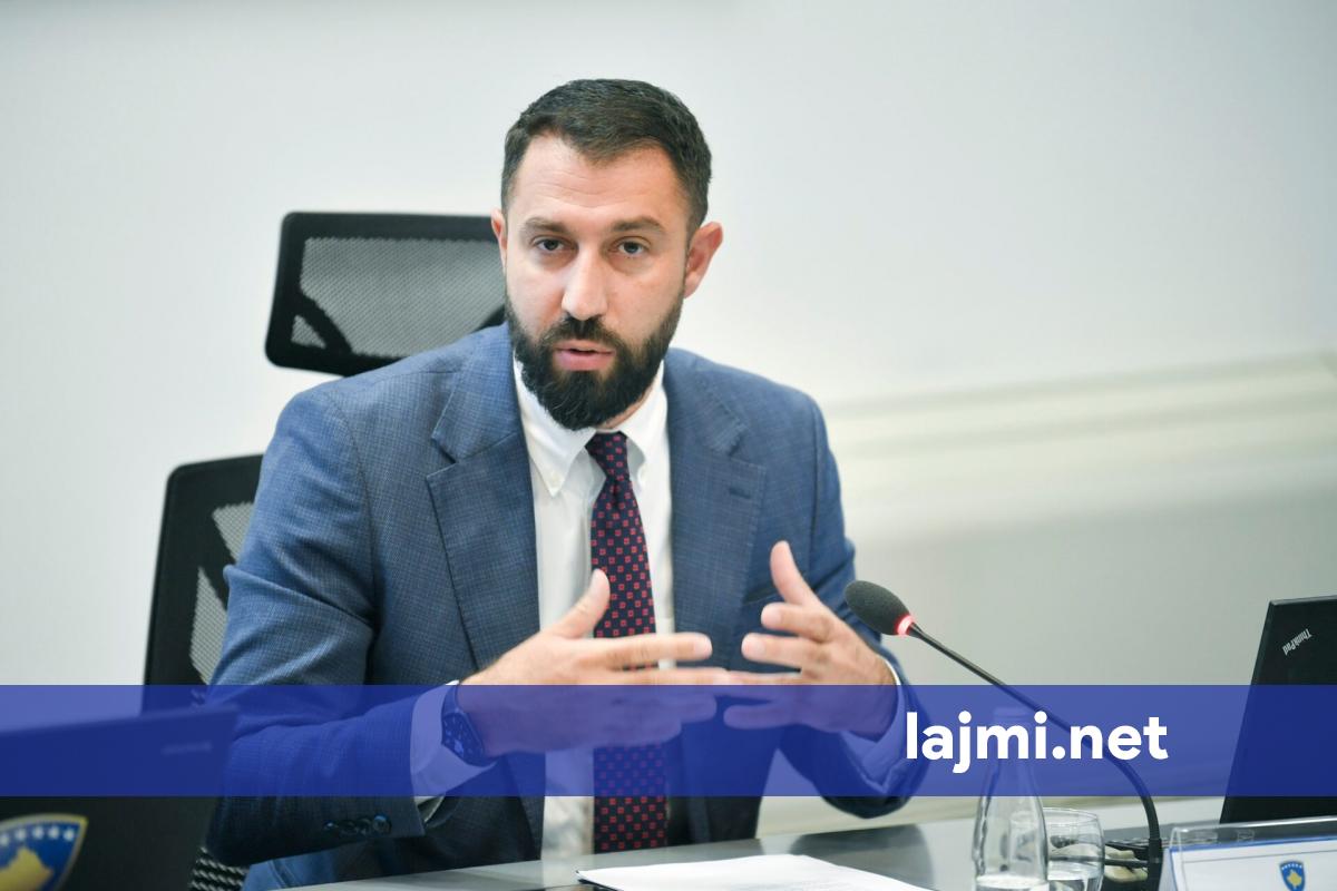 Krasniqi me pretendime  Kryetarët e komunave veriore i kanë të vendosur flamurin dhe fotografinë e Presidentes së Kosovës në zyra