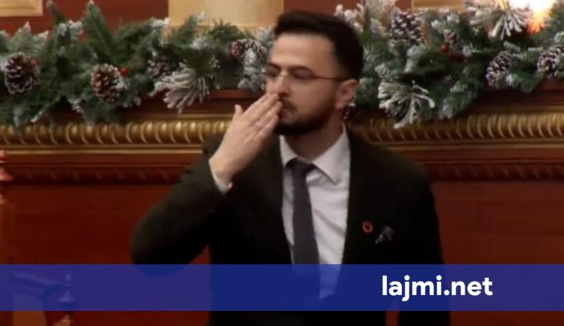 Mes kaosit në Parlamentin shqiptar  betohet Avokati i Ri i Popullit   puth demokratët që i dhanë firmën
