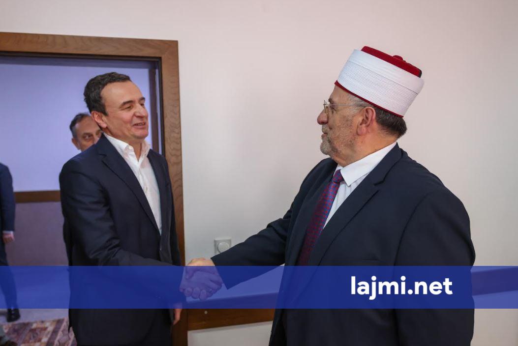 Kurti  në kohë fushate  shkon në ekspozitën për xhamitë e shkatërruara në Kosovë dhe Bosnje e Hercegovinë