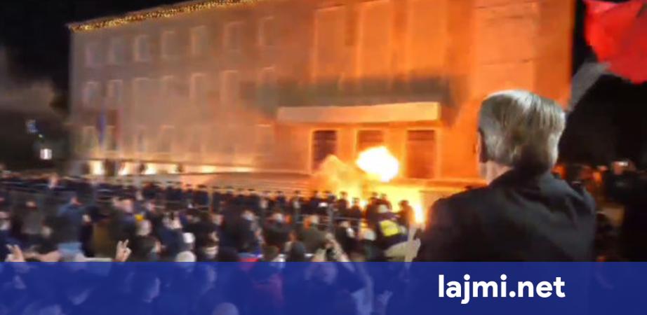 Protestuesit e opozitës nisin të gjuajnë flakadanët drejt objektit të kryeministrisë në Shqipëri