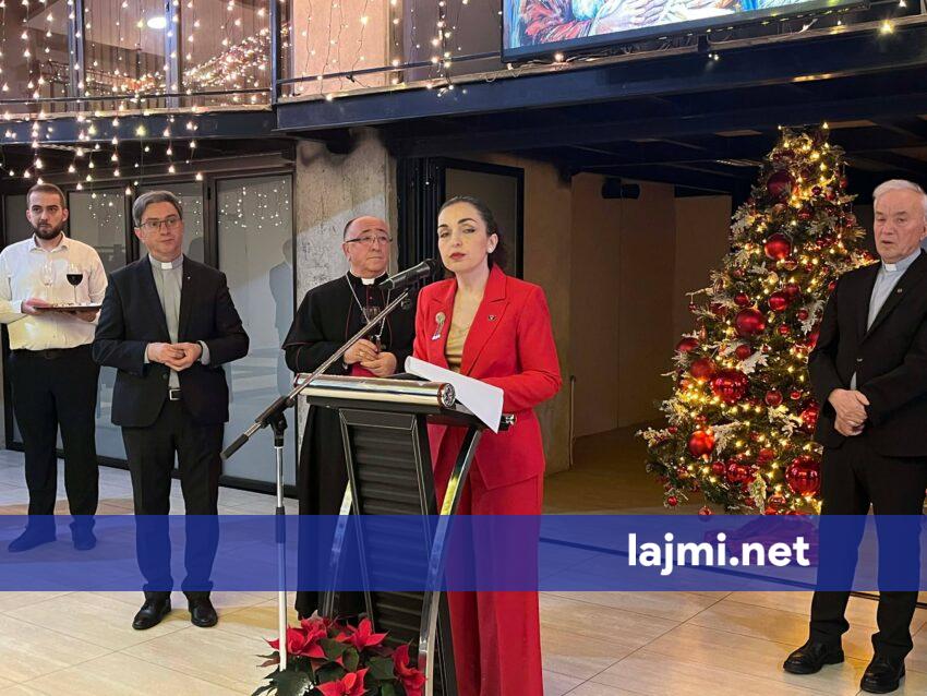 Osmani uron qytetarët me rastin e Krishtlindjes  Le të kujdesemi jo vetëm sot  por gjatë tërë vitit