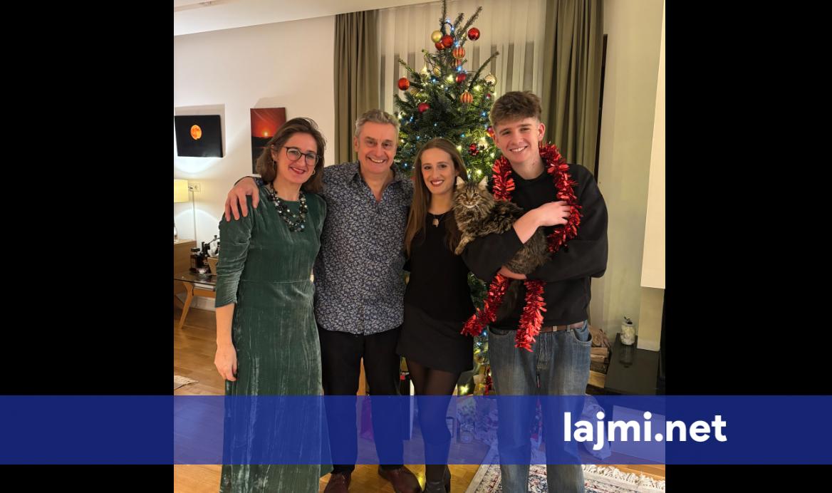 Ambasadori britanik me familjen e tij uron Krishtlindjet  Kjo është një kohë gëzimi  bashkimi dhe shprese