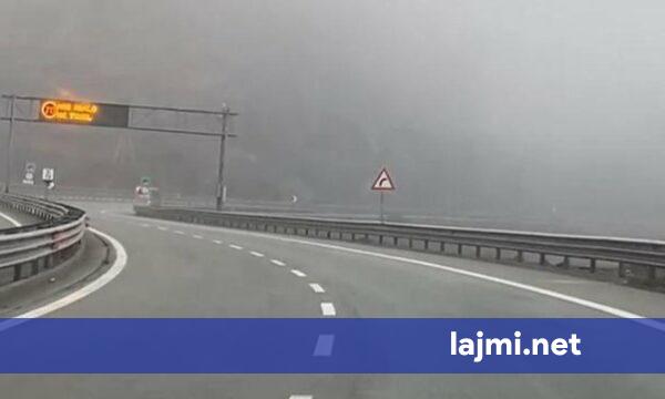 Rruga e Kombit e mbuluar nga mjegulla e dendur prej 30 ditësh