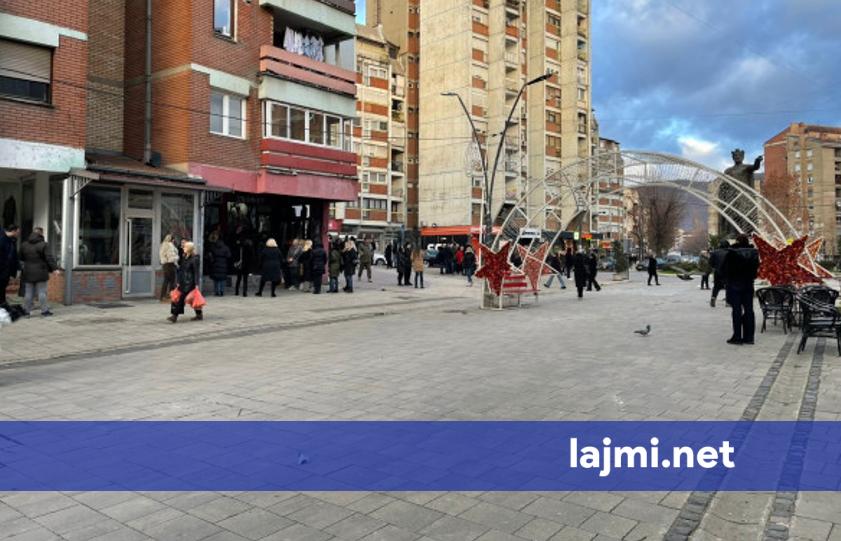 Nis grumbullimi i qytetarëve serbë pranë selisë së Listës Serbe në Mitrovicë