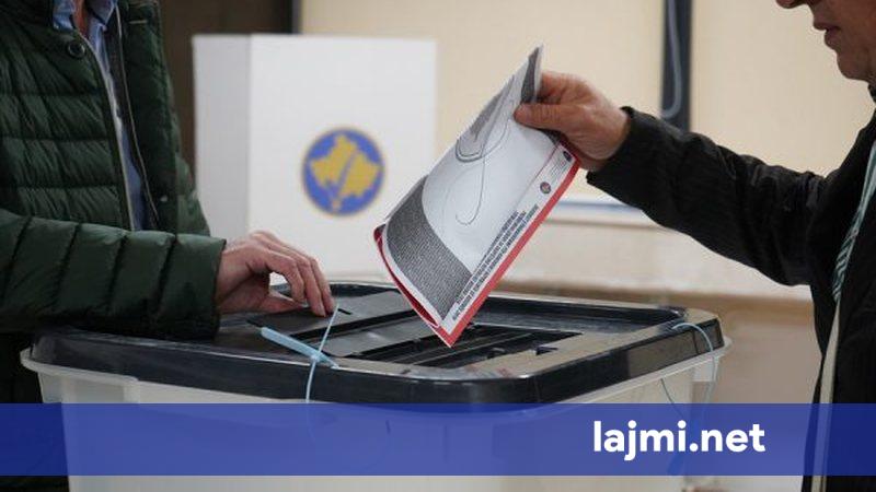 Fletëvotime me shenja te numrat e kandidatëve hasen në një vendvotim në Rahovec