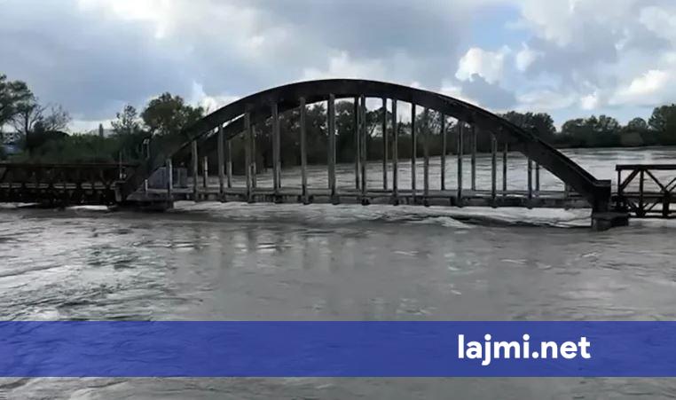 Lumi Vjosa del nga shtrati  niveli i ujit ka arritur në 6 8 metra mbi nivelin e detit