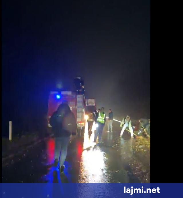 Rruga ne drejtimin Sopijë   Dubravë është e bllokuar nga rreshqitja e dheut