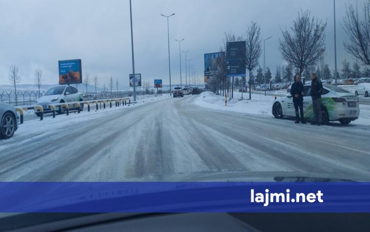 Rrugët me borë  vështirësi në qarkullim drejt Aeroportit   Adem Jashari 