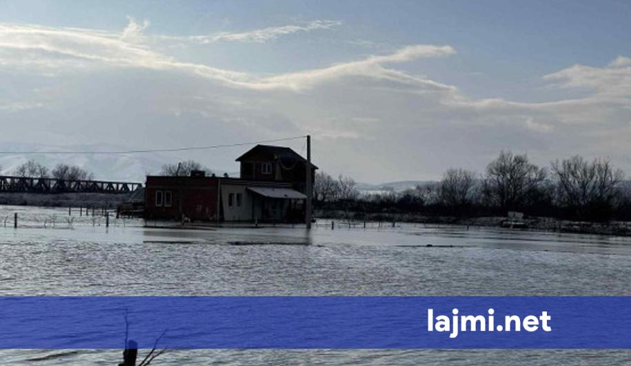 Reshjet e dendura bllokojnë shtëpi dhe rrugë në lagjen Meshari