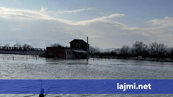 Reshjet e dendura bllokojnë shtëpi dhe rrugë në lagjen  Meshari   banorët tregojnë gjendjen e rënduar