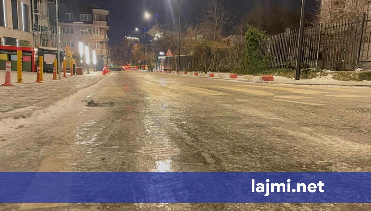 Borë e akull  mbyllet për qarkullim një rrugë në Prishtinë