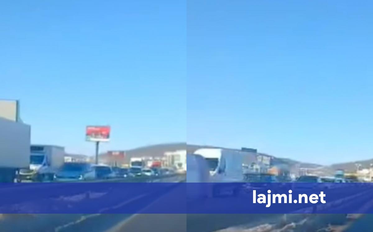 Vazhdojnë edhe sot kolonat e gjata në rrugën Komoran Prishtinë  qytetarët po presin me orë të tëra