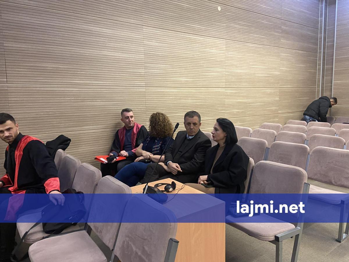 Xhelal Sveçla nuk paraqitet në gjykatë  thotë se është jashtë vendit  aty janë vetëm Pacolli e Zyba