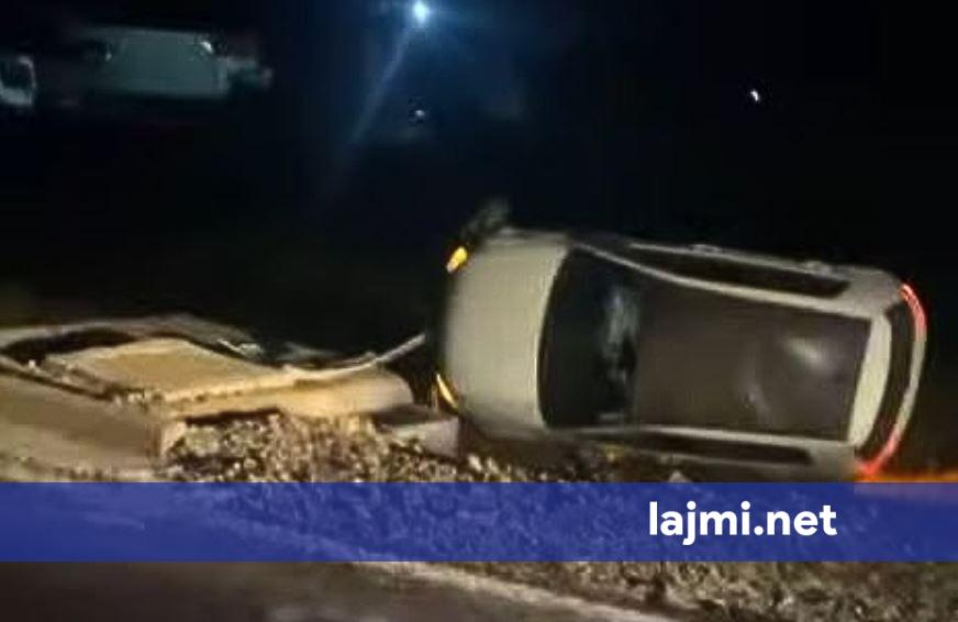 Aksident trafiku në Rahovec  vetura del nga rruga dhe rrokulliset
