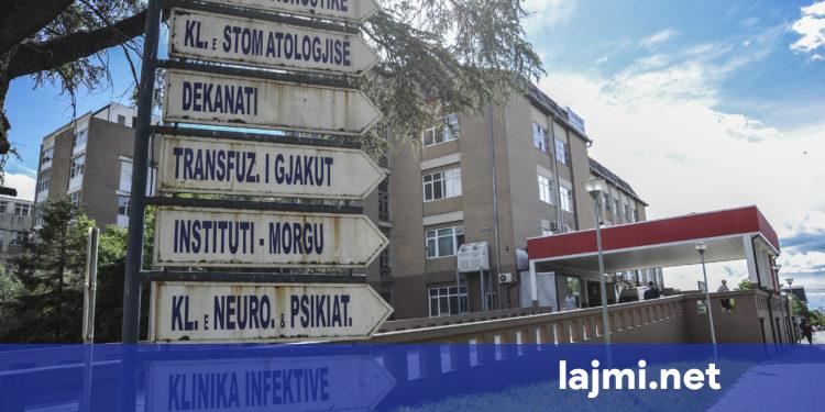 Fluks i madh pacientësh në QKUK gjatë fundjavës  u trajtuan gjithsej 900 raste   Thirrje qytetarëve të drejtohen aty vetëm në raste urgjente