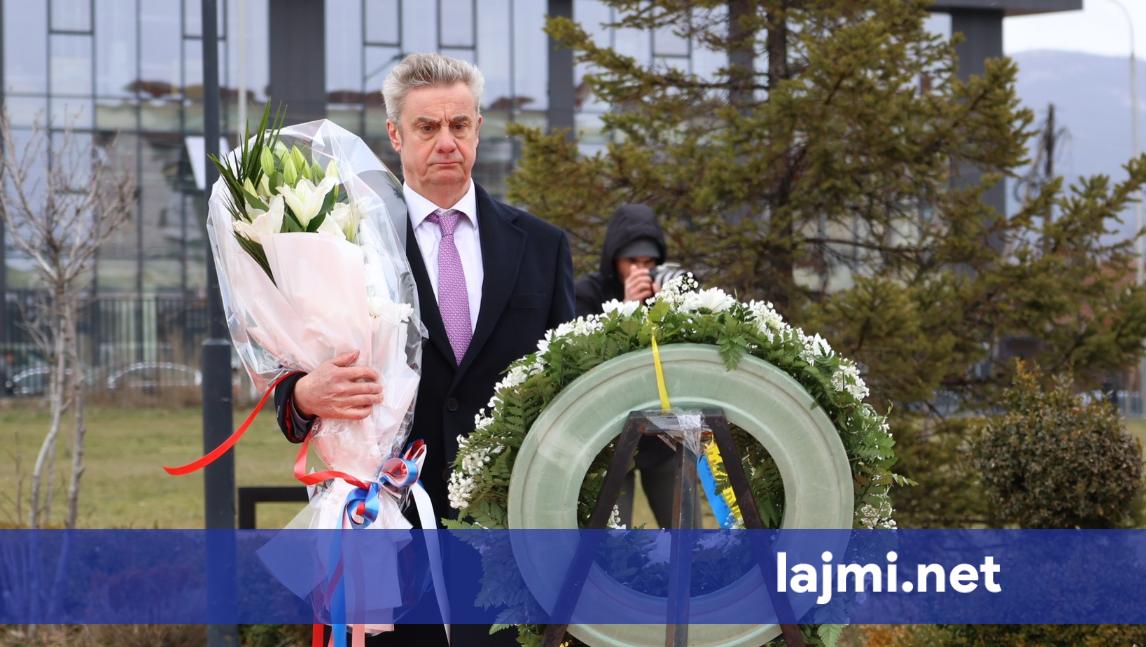 Ambasadori britanik nderon Presidentin Rugova në 20 vjetorin e ndarjes nga jeta