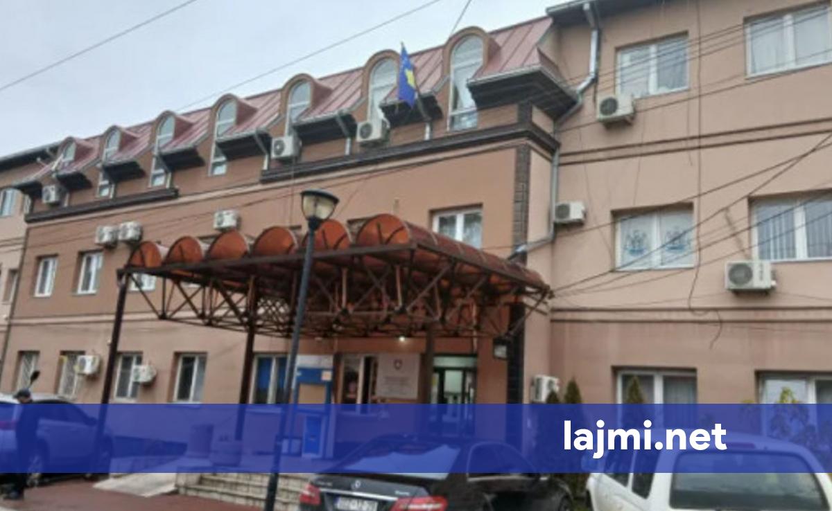 Ish kryetari i Zveçanit dhe zyrtarët e larguar  Vendimet për ndërprerjen e kontratave janë të kundërligjshme