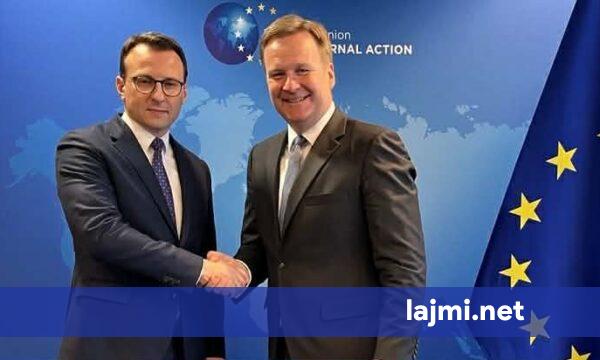 Pala serbe njofton për raund të ri të dialogut nesër  Kryenegociatori Petkoviq ka udhëtuar drejt Brukselit
