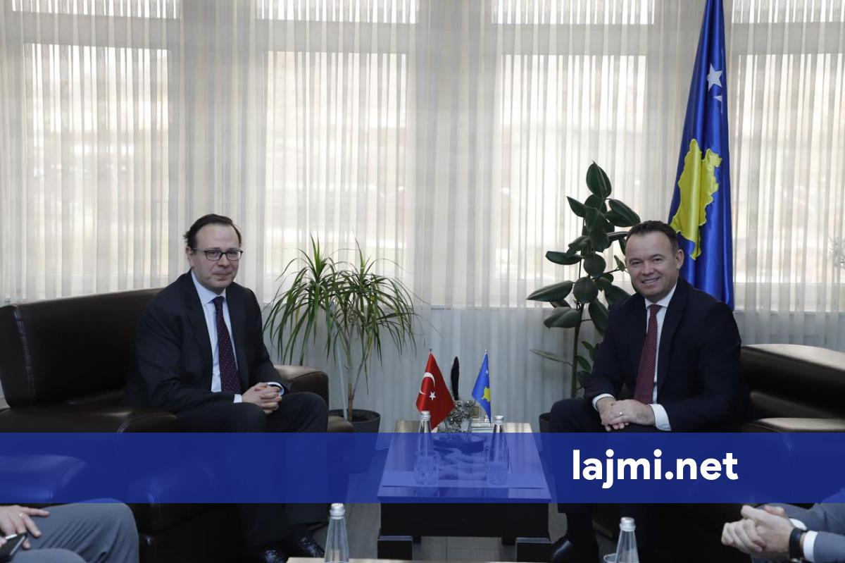 Peci takohet me ambasadorin e Turqisë në Kosovë  U diskutua për bashkëpunimin mes dy vendeve për investitorë potencialë në Mitrovicë
